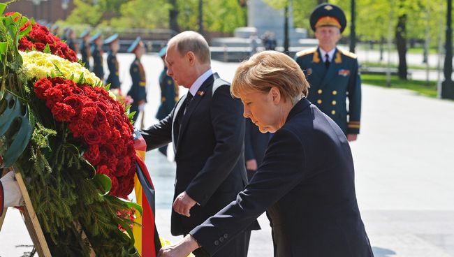 Президент Российской Федерации Владимир Путин и канцлер Федеративной Республики Германия Ангела Меркель на церемонии совместного возложения цветов к Могиле Неизвестного солдата в Александровском саду Президент Российской Федерации Владимир Путин и канцлер Федеративной Республики Германия Ангела Меркель на церемонии совместного возложения цветов к Могиле Неизвестного солдата в Александровском саду