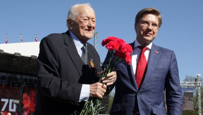 Мэр города Риги Нил Ушаков поздравляет ветерана во время празднования 70-летия Победы в Великой Отечественной войне 1941-1945 годов в Риге Мэр города Риги Нил Ушаков поздравляет ветерана во время празднования 70-летия Победы в Великой Отечественной войне 1941-1945 годов в Риге