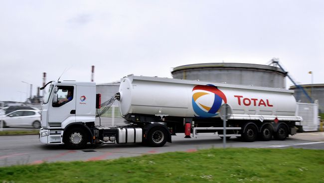 Автоцистерна компании Total. Архивное фото