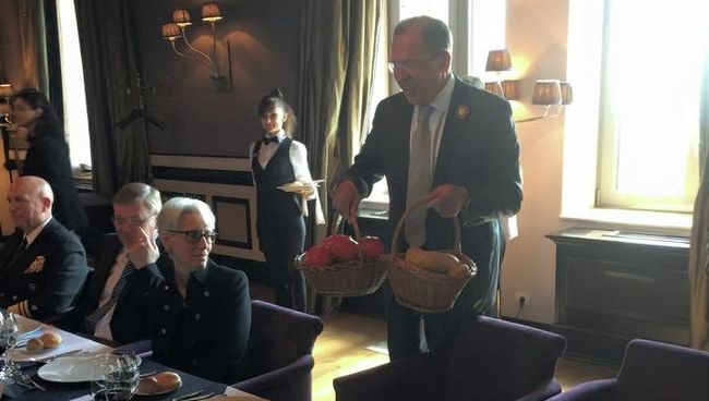 Сергей Лавров подарил Джону Керри помидоры и картошку. Архивное фото