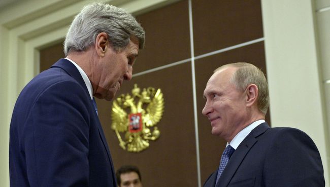 Президент России Владимир Путин и государственный секретарь США Джон Керри во время встречи в резиденции Бочаров ручей в Сочи