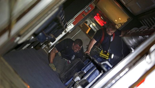 Спасатели внутри пассажирского поезда Amtrak потерпевшего крушение в Филадельфии Спасатели внутри пассажирского поезда Amtrak потерпевшего крушение в Филадельфии