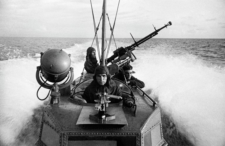Моряки торпедного катера на выполнении боевого задания Моряки торпедного катера на выполнении боевого задания