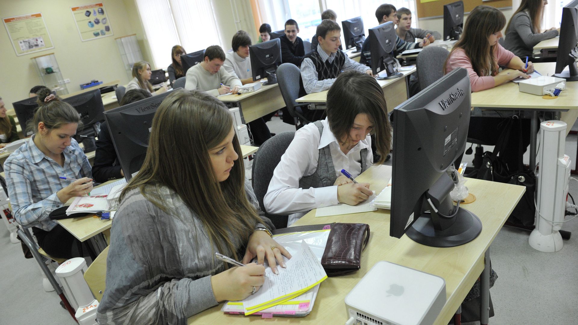 Студенты на занятиях в колледже Студенты на занятиях в колледже - РИА Новости, 1920, 29.01.2021