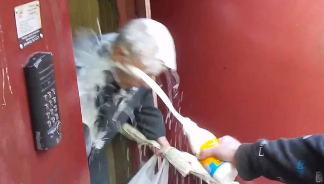 Кадр из видео, на котором видно, как украинские “патриоты” издеваются над стариком Кадр из видео, на котором видно, как украинские “патриоты” издеваются над стариком