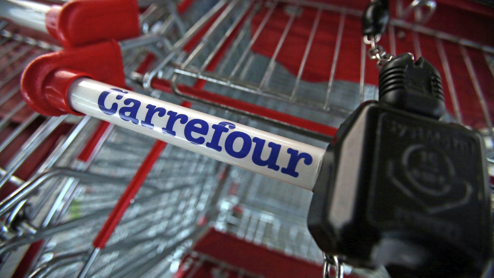 Тележка в супермаркете Carrefour в Шамбурси, Франция Тележка в супермаркете Carrefour в Шамбурси, Франция - РИА Новости, 1920, 10.06.2022
