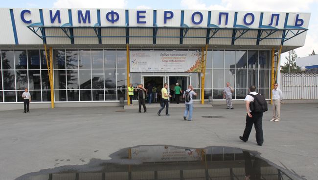 Пассажиры возле входа в здание аэропорта в Сиферополе. Архивное фото