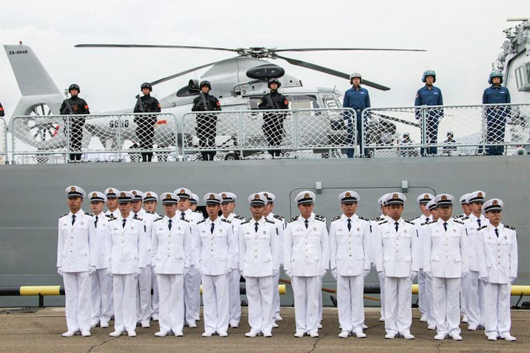 Военнослужащие военно-морских сил Китайской Народной Республики (ВМС НОАК) во время открытия Российско-китайских учений Морское взаимодействие - 2015