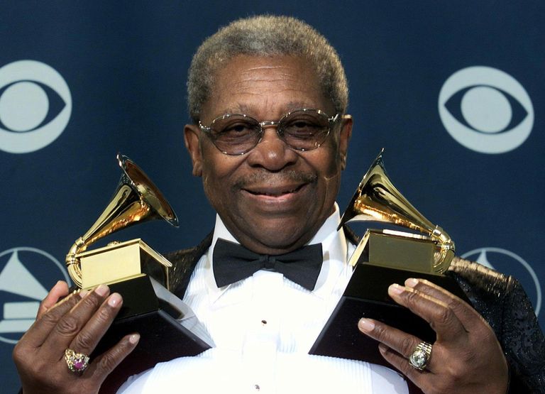 Блюз музыкант Би Би Кинг с своими наградами на 43-м Grammy Awards в Лос-Анджелесе Блюз музыкант Би Би Кинг с своими наградами на 43-м Grammy Awards в Лос-Анджелесе