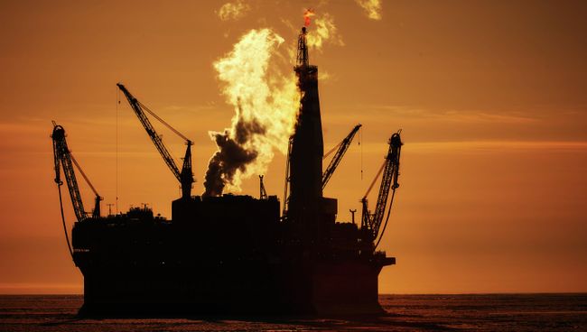Морская нефтедобывающая платформа Приразломная. Архивное фото Морская нефтедобывающая платформа Приразломная. Архивное фото
