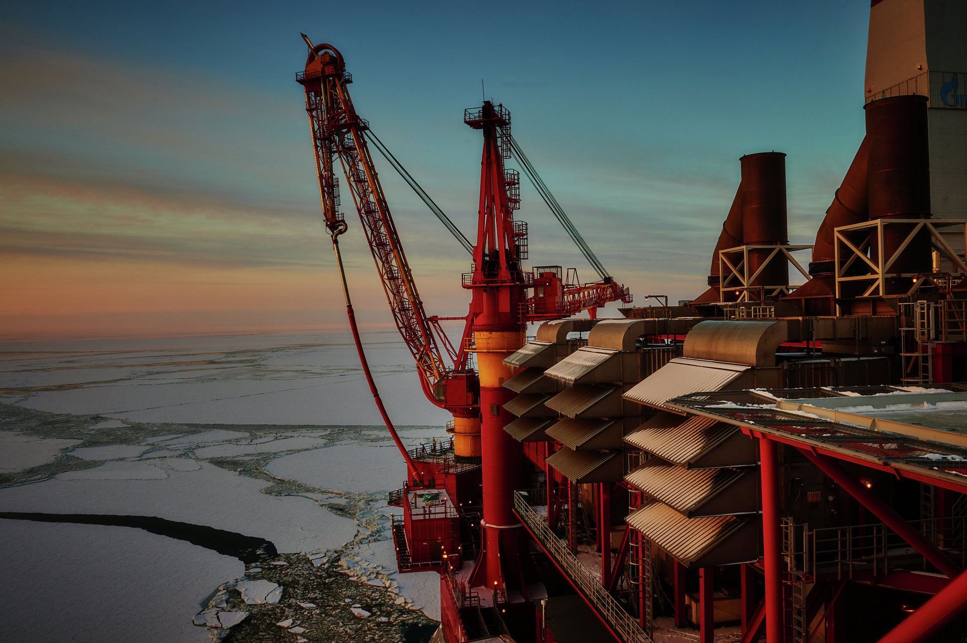 Вид на устройство загрузки нефти в танкер на морской нефтеперерабатывающей платформы Приразломная Вид на устройство загрузки нефти в танкер на морской нефтеперерабатывающей платформы Приразломная - РИА Новости, 1920, 29.09.2026