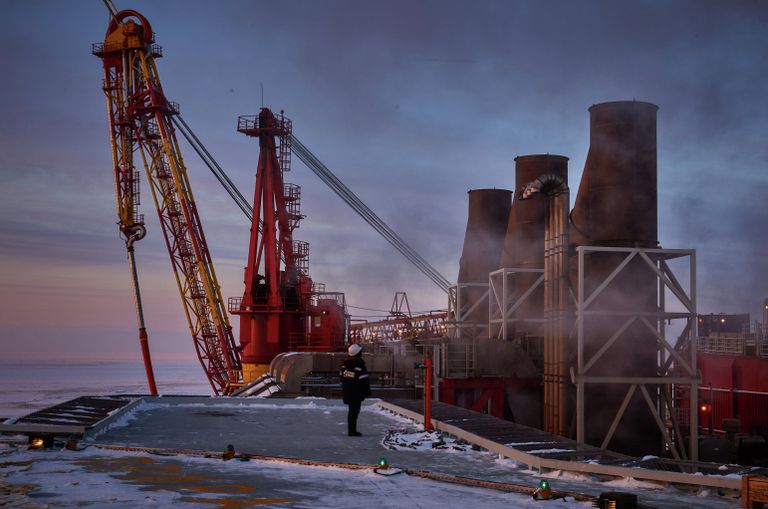 Вид на устройство загрузки нефти в танкер морской нефтеперерабатывающей платформы с вертолетной площадки Вид на устройство загрузки нефти в танкер морской нефтеперерабатывающей платформы с вертолетной площадки