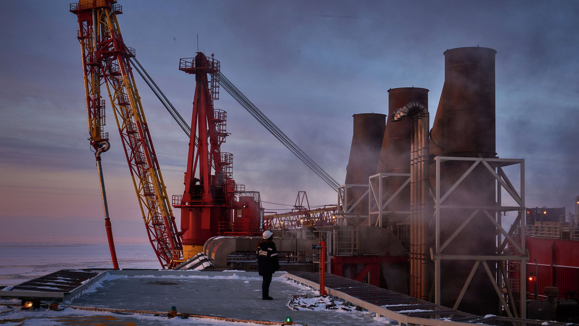 Вид на устройство загрузки нефти в танкер морской нефтеперерабатывающей платформы с вертолетной площадки - РИА Новости, 1920, 14.12.2022