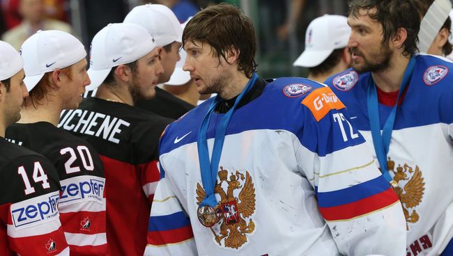 Вратарь сборной России Сергей Бобровский и игроки сборной Канады после окончания финального матча чемпионата мира по хоккею 2015 между сборными командами Канады и России. Вратарь сборной России Сергей Бобровский и игроки сборной Канады после окончания финального матча чемпионата мира по хоккею 2015 между сборными командами Канады и России.