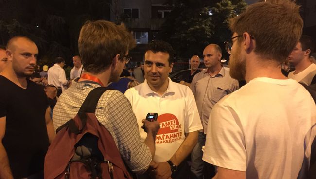 Лидер македонской оппозиции Зоран Заев дает интервью журналистам на бессрочной акции протеста в центре Скопье Лидер македонской оппозиции Зоран Заев дает интервью журналистам на бессрочной акции протеста в центре Скопье