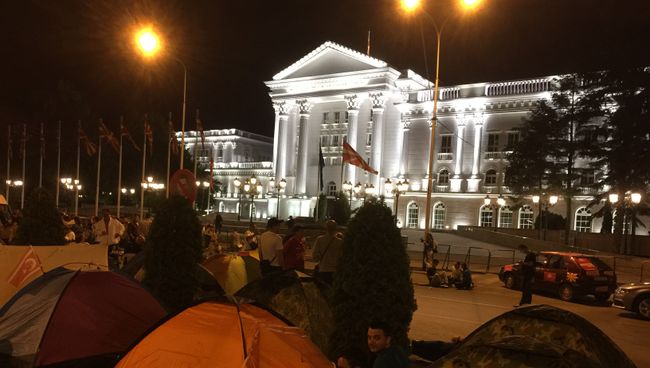 Бессрочный митинг оппозиции Македонии у Дома правительства в Скопье Бессрочный митинг оппозиции Македонии у Дома правительства в Скопье