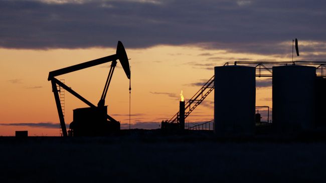 Добыча нефти в Северной Дакоте, США. Архивное фото Добыча нефти в Северной Дакоте, США. Архивное фото