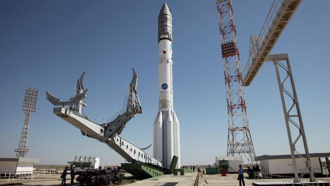 Ракета Протон-М перед стартом на космодроме Байконур, Казахстан