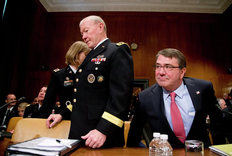 Министр обороны США Эштон Картер и председатель Объединенного комитета начальников штабов США Мартин Демпси перед принятием военного бюджета США в Конгрессе. 2015 год Министр обороны США Эштон Картер и председатель Объединенного комитета начальников штабов США Мартин Демпси перед принятием военного бюджета США в Конгрессе. 2015 год