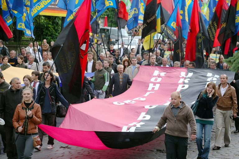 Сторонники Украинской повстанческой армии (ОУН-УПА) во время марша в день Праздника Героев во Львове Сторонники Украинской повстанческой армии (ОУН-УПА) во время марша в день Праздника Героев во Львове