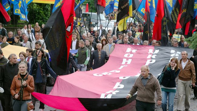Сторонники Украинской повстанческой армии (ОУН-УПА) во время марша в день Праздника Героев во Львове. Архивное фото Сторонники Украинской повстанческой армии (ОУН-УПА) во время марша в день Праздника Героев во Львове. Архивное фото