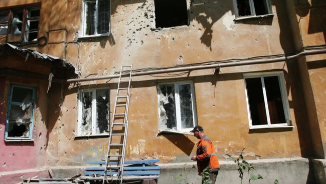 Дом, разрушенный в результате обстрела украинскими силовиками в Донецке. Архивное фото Дом, разрушенный в результате обстрела украинскими силовиками в Донецке. Архивное фото