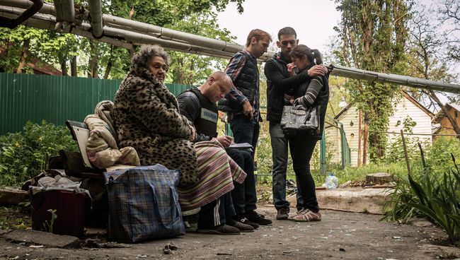 Жители Донецка у дома, разрушенного в результате обстрела украинскими силовиками Жители Донецка у дома, разрушенного в результате обстрела украинскими силовиками