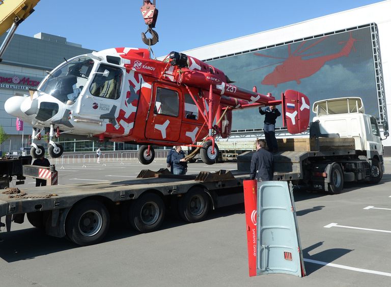 Рабочие монтируют вертолет КА-226Т, прибывший для участия в выставке HeliRussia 2015 Рабочие монтируют вертолет КА-226Т, прибывший для участия в выставке HeliRussia 2015