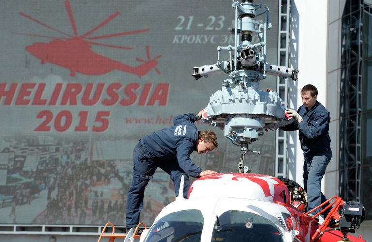 Рабочие монтируют вертолет КА-226Т, прибывший для участия в выставке HeliRussia 2015 Рабочие монтируют вертолет КА-226Т, прибывший для участия в выставке HeliRussia 2015