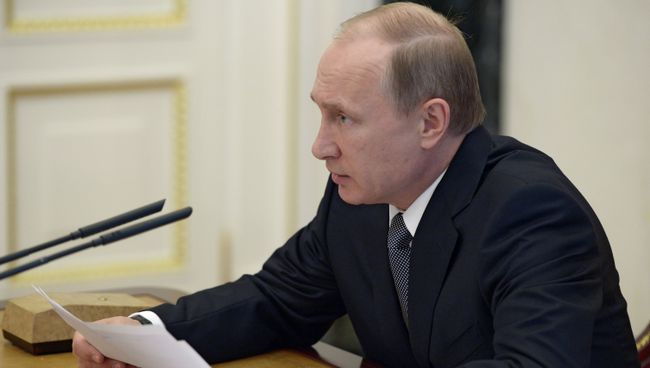 Президент России Владимир Путин во время совещания в Кремле с членами правительства РФ