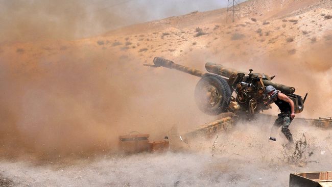 Сирийские военные ведут обстрел позиций боевиков ИГ в Пальмире. Архивное фото Сирийские военные ведут обстрел позиций боевиков ИГ в Пальмире. Архивное фото