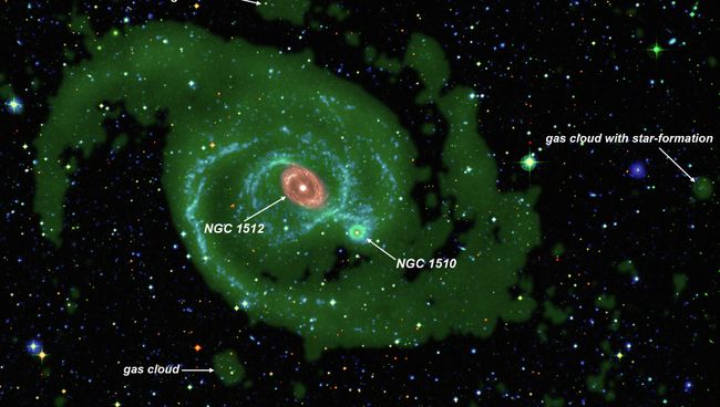 Галактика NGC1513. Стрелками отмечены останки ее прошлых жертв Галактика NGC1513. Стрелками отмечены останки ее прошлых жертв