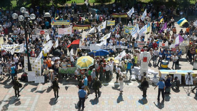 Активисты финансового Майдана проводят митинг у здания Верховной рады в Киеве. Архивное фото. Активисты финансового Майдана проводят митинг у здания Верховной рады в Киеве. Архивное фото.