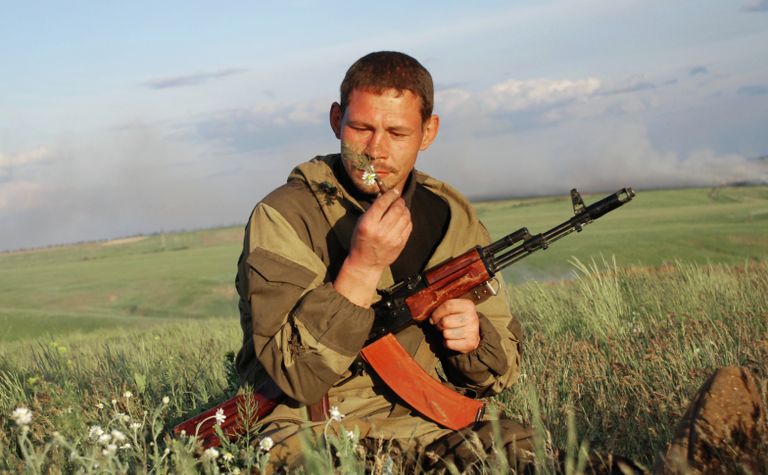 Боец батальона Викинги 1-ой Славянской бригады Донецкой народной республики у села Белокаменка Боец батальона Викинги 1-ой Славянской бригады Донецкой народной республики у села Белокаменка