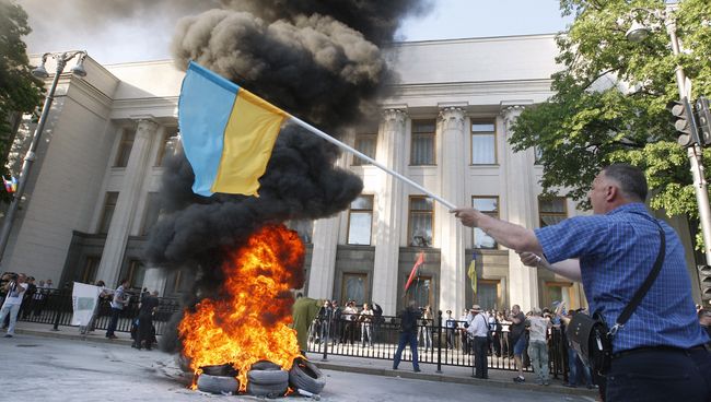Активисты финансового Майдана подожгли шины у здания Верховной рады в Киеве, Украина. Архивное фото Активисты финансового Майдана подожгли шины у здания Верховной рады в Киеве, Украина. Архивное фото