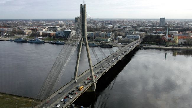 Вантовый мост через реку Даугаву в Риге. Архивное фото