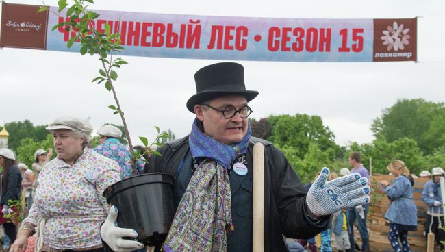 Посадка деревьев в рамках фестиваля Черешневый лес в Москве Посадка деревьев в рамках фестиваля Черешневый лес в Москве