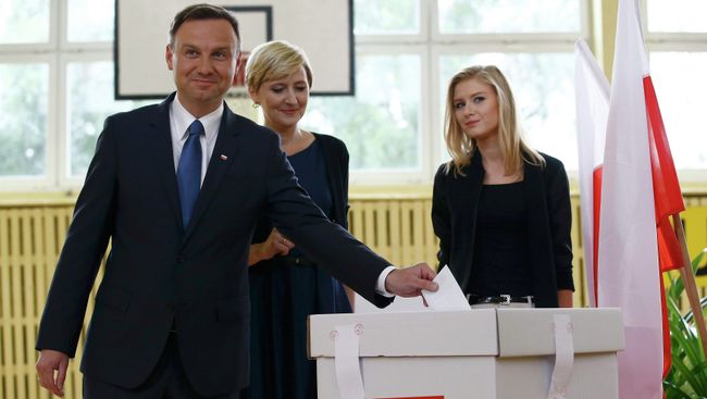Кандидат в президенты Польши Анджей Дуда на избирательном участке, 24 мая 2015 года Кандидат в президенты Польши Анджей Дуда на избирательном участке, 24 мая 2015 года