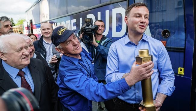 Анджей Дуда во время посещения завода по производству болтов в Польше Анджей Дуда во время посещения завода по производству болтов в Польше