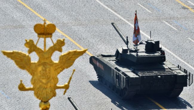Танк Т-14 на гусеничной платформе Армата на параде Победы. Архивное фото Танк Т-14 на гусеничной платформе Армата на параде Победы. Архивное фото