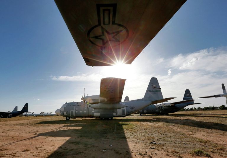 Военно-транспортные самолеты Локхид C-130 Геркулес на авиабазе ВВС США Девис-Монтен в Тусоне, Аризона Военно-транспортные самолеты Локхид C-130 Геркулес на авиабазе ВВС США Девис-Монтен в Тусоне, Аризона