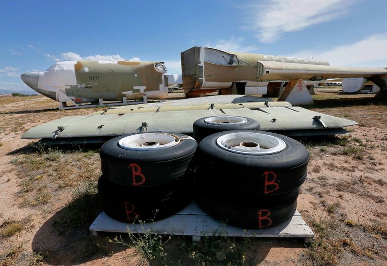Бомбардировщик Боинг B-52 на авиабазе ВВС США Девис-Монтен в Тусоне, Аризона Бомбардировщик Боинг B-52 на авиабазе ВВС США Девис-Монтен в Тусоне, Аризона