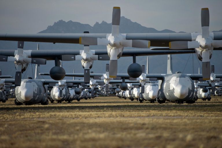 Военно-транспортные самолеты Локхид C-130 Геркулес на авиабазе ВВС США Девис-Монтен в Тусоне, Аризона Военно-транспортные самолеты Локхид C-130 Геркулес на авиабазе ВВС США Девис-Монтен в Тусоне, Аризона