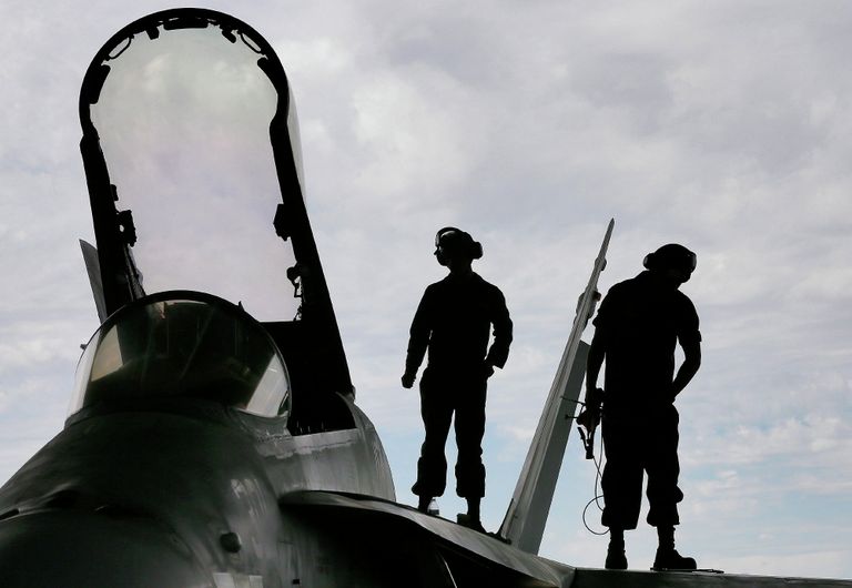 Военнослужащие 309-й группы по обслуживанию и ремонту авиакосмической техники работают с самолетом Макдоннел-Дуглас F/A-18 Хорнет Военнослужащие 309-й группы по обслуживанию и ремонту авиакосмической техники работают с самолетом Макдоннел-Дуглас F/A-18 Хорнет