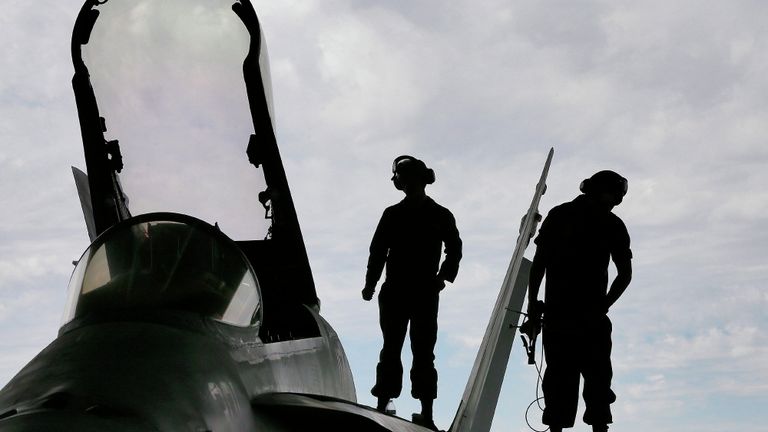 Военнослужащие 309-й группы по обслуживанию и ремонту авиакосмической техники работают с самолетом Макдоннел-Дуглас F/A-18 Хорнет