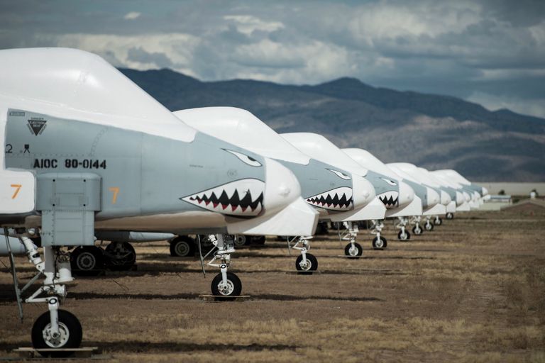 Американские штурмовики Фэйрчайлд Рипаблик A-10 Тандерболт II на авиабазе ВВС США Девис-Монтен в Тусоне, Аризона Американские штурмовики Фэйрчайлд Рипаблик A-10 Тандерболт II на авиабазе ВВС США Девис-Монтен в Тусоне, Аризона