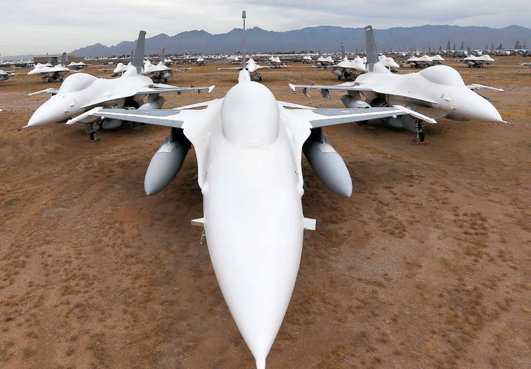 Американские многофункциональные лёгкие истребители F-16 Fighting Falcon на авиабазе ВВС США Девис-Монтен в Тусоне, Аризона Американские многофункциональные лёгкие истребители F-16 Fighting Falcon на авиабазе ВВС США Девис-Монтен в Тусоне, Аризона