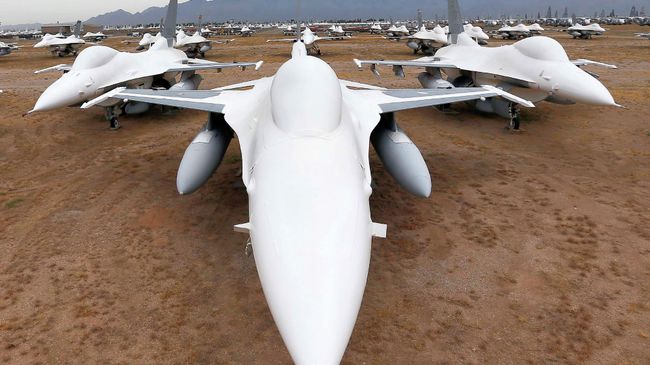 Американские многофункциональные лёгкие истребители F-16 Fighting Falcon на авиабазе ВВС США Девис-Монтен в Тусоне, Аризона. Архивное фото Американские многофункциональные лёгкие истребители F-16 Fighting Falcon на авиабазе ВВС США Девис-Монтен в Тусоне, Аризона. Архивное фото
