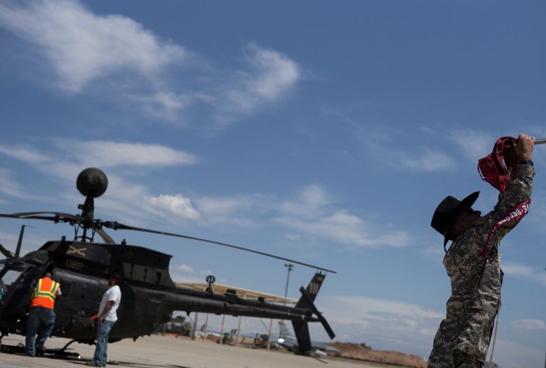 Военнослужащий зачехляет лопасти вертолета OH-58 Kiowa на авиабазе ВВС США Девис-Монтен в Тусоне, Аризона Военнослужащий зачехляет лопасти вертолета OH-58 Kiowa на авиабазе ВВС США Девис-Монтен в Тусоне, Аризона