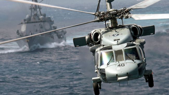 Вертолет MH-60S Knight Hawk и эскадренный миноносец USS Chafee Тихоокеанского флота ВМС США. Архивное фото